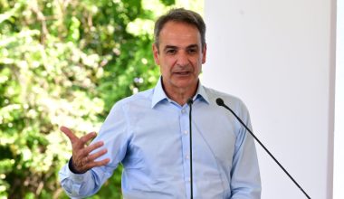 Στα Χανιά συνεχίζει τις καλοκαιρινές του διακοπές ο Κ.Μητσοτάκης: Πήγε για πρωινό μπάνιο στο Μαράθι (φωτο)