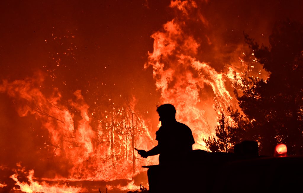 Τρεις συλλήψεις για πυρκαγιές από αμέλεια σε Αργολίδα, Πέραμα και Ροδόπη