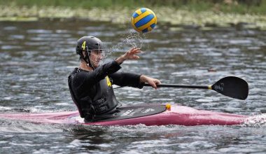 Canoe Polo: Το απίστευτο άθλημα που παίζεται με κανό και μπάλα μέσα στο νερό