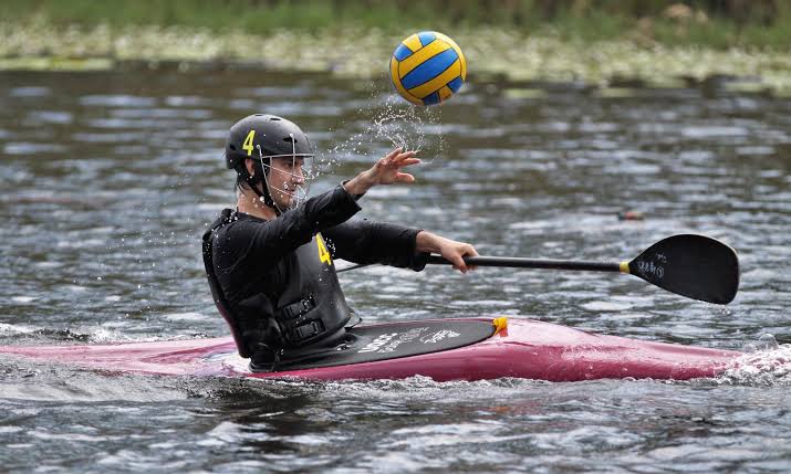 Canoe Polo: Το απίστευτο άθλημα που παίζεται με κανό και μπάλα μέσα στο νερό