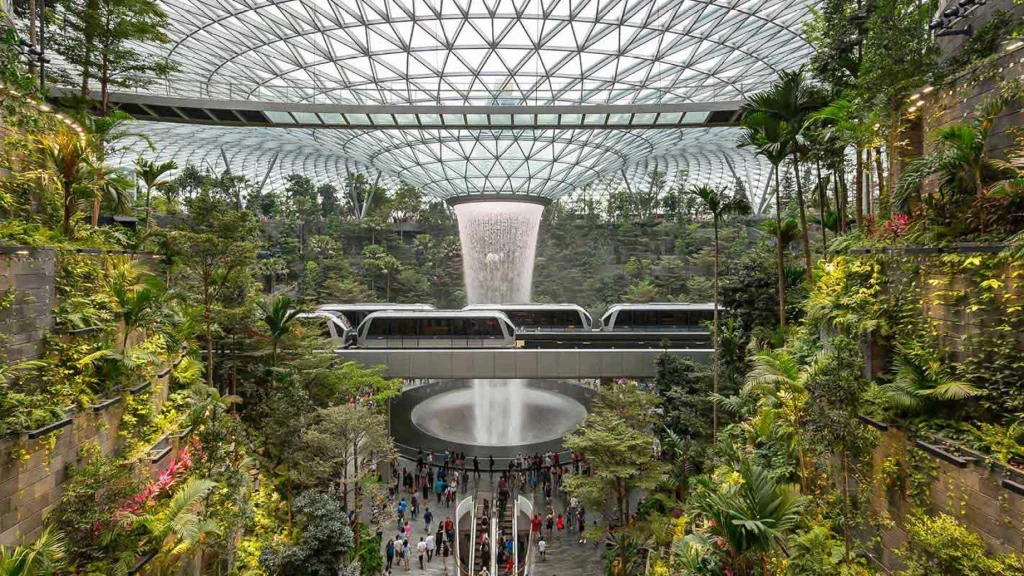 Jewel Changi: Το αεροδρόμιο που κρύβει έναν εντυπωσιακό καταρράκτη στο εσωτερικό του