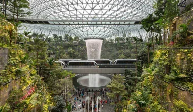 Jewel Changi: Το αεροδρόμιο που κρύβει έναν εντυπωσιακό καταρράκτη στο εσωτερικό του