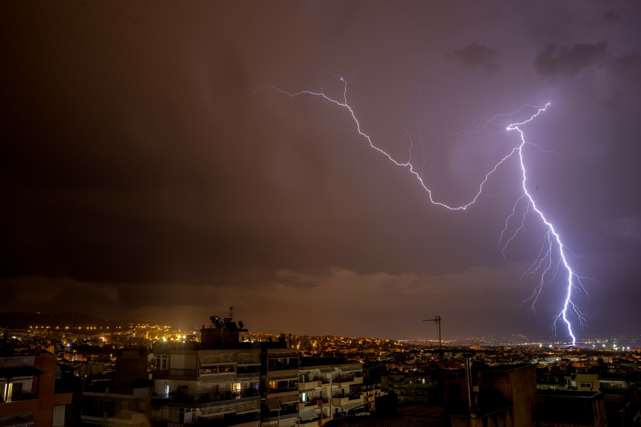 Κεραυνός χτύπησε φυλακή στις ΗΠΑ – Τουλάχιστον 16 κρατούμενοι τραυματίστηκαν (βίντεο)