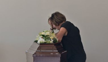 Aυτή την ώρα το τελευταίο «αντίο» στον ηθοποιό Νίκο Καλογερόπουλο (φωτο)