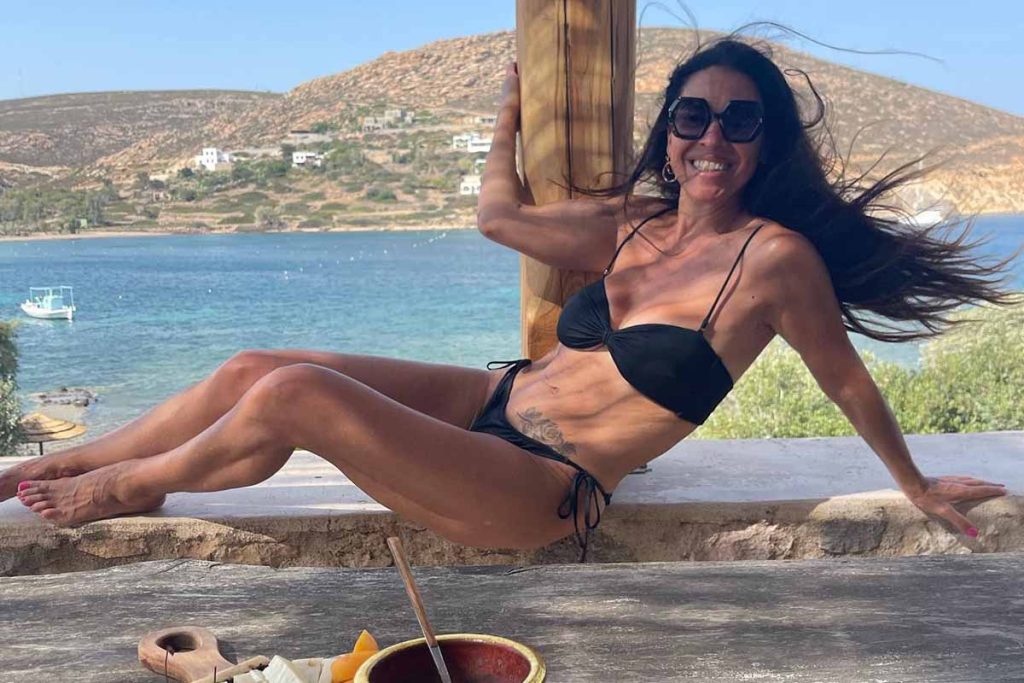 «Είσαι γυναικάρα»: Οι φωτογραφίες της Ν.Δραγούμη με μαύρο μπικίνι μπροστά στον καθρέπτη