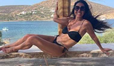 «Είσαι γυναικάρα»: Οι φωτογραφίες της Ν.Δραγούμη με μαύρο μπικίνι μπροστά στον καθρέπτη
