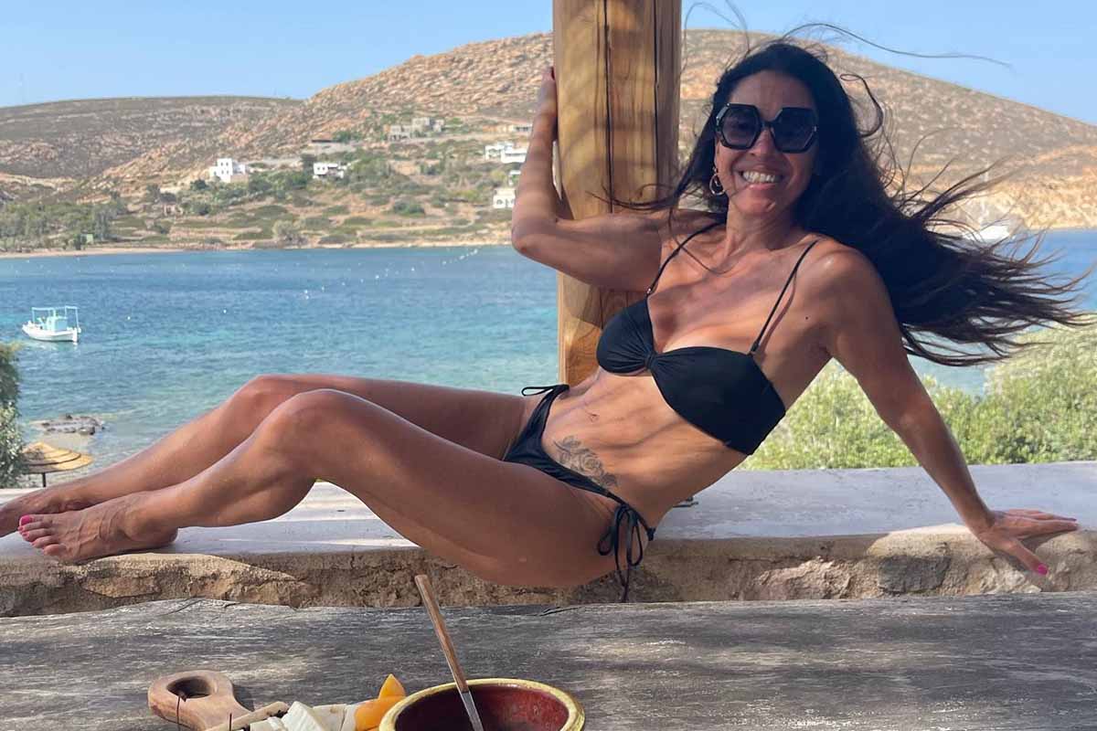 «Είσαι γυναικάρα»: Οι φωτογραφίες της Ν.Δραγούμη με μαύρο μπικίνι μπροστά στον καθρέπτη