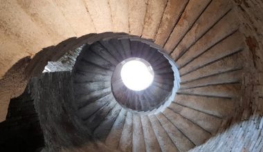 Αυτός είναι ο λόγος που οι σκάλες στα κάστρα είναι σχεδόν πάντα στριφογυριστές