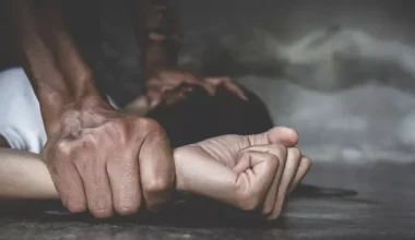 Αφγανοί παράνομοι μετανάστες βίασαν γυναίκα στο κέντρο του Λονδίνου – «Μου κατέβασαν το παντελόνι»