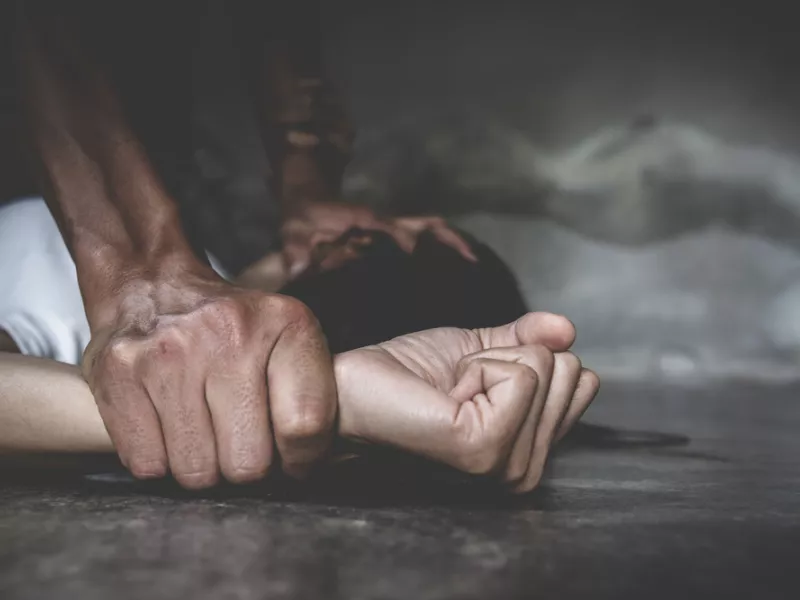 Αφγανοί παράνομοι μετανάστες βίασαν γυναίκα στο κέντρο του Λονδίνου – «Μου κατέβασαν το παντελόνι»
