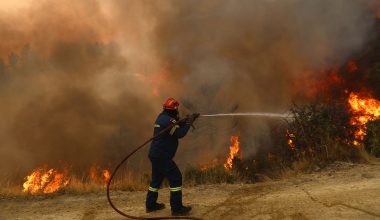 Σίβηρη: Η στιγμή που πυροσβέστης πέφτει από σκάλα και τραυματίζεται την ώρα της επιχείρησης (βίντεο)