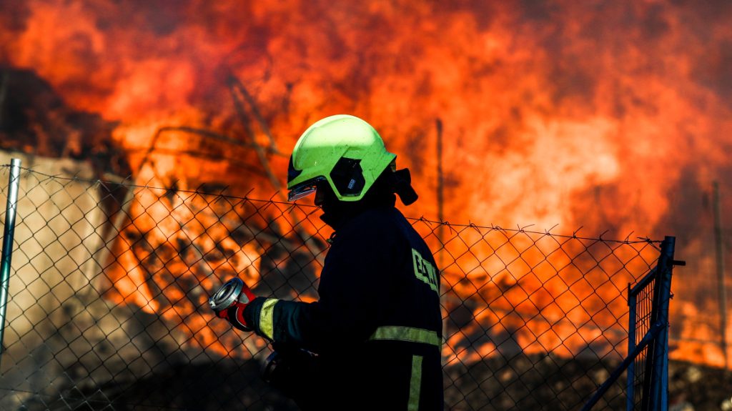 Πυροσβέστης κατέρρευσε την ώρα που εκκένωναν την παραλία Σίβηρης (βίντεο)