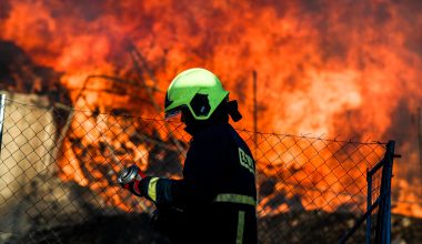Πυροσβέστης κατέρρευσε την ώρα που εκκένωναν την παραλία Σίβηρης (βίντεο)