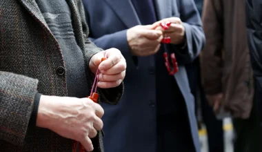 ΔΕΘ 2026: Η κυβέρνηση σερβίρει «ψίχουλα» στους συνταξιούχους & «βαφτίζει» το επίδομα των 300 ευρώ… «13η σύνταξη»