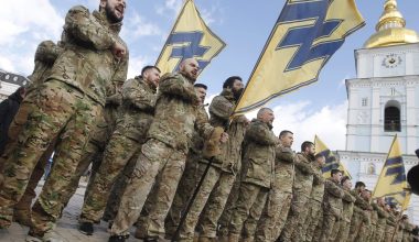 Εικόνες ντροπής στο Κίεβο: Νεοναζί μέλη του Αζόφ λεηλατούν εκκλησία και χτυπούν πιστούς που μιλάνε ρωσικά (βίντεο)