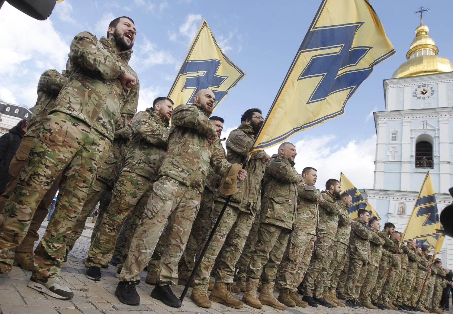 Εικόνες ντροπής στο Κίεβο: Νεοναζί μέλη του Αζόφ λεηλατούν εκκλησία και χτυπούν πιστούς που μιλάνε ρωσικά (βίντεο)