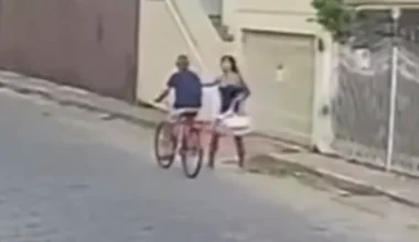 Βραζιλία: Η στιγμή που 24χρονη επιτίθεται σε 81χρονο που κάνει ποδήλατο και τον μαχαιρώνει μέχρι θανάτου (βίντεο)