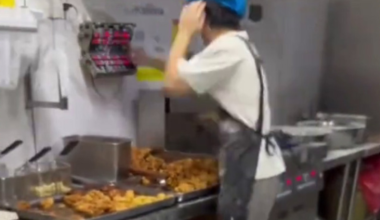 Κινέζος υπάλληλος σε κατάστημα fast food υπέστη κρίση πανικού λόγω εξαντλητικού ωραρίου και παραιτήθηκε (βίντεο)