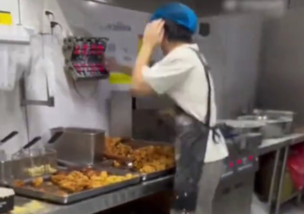 Κινέζος υπάλληλος σε κατάστημα fast food υπέστη κρίση πανικού λόγω εξαντλητικού ωραρίου και παραιτήθηκε (βίντεο)