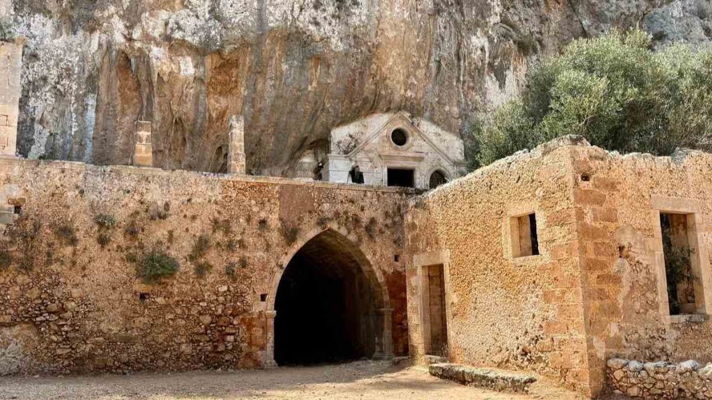 Μονή Καθολικού: Το ιστορικό μοναστήρι που είναι κρυμμένο μέσα σε ένα επιβλητικό φαράγγι στο Ακρωτήρι Χανίων (φωτο)