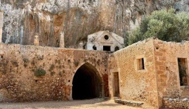 Μονή Καθολικού: Το ιστορικό μοναστήρι που είναι κρυμμένο μέσα σε ένα επιβλητικό φαράγγι στο Ακρωτήρι Χανίων (φωτο)
