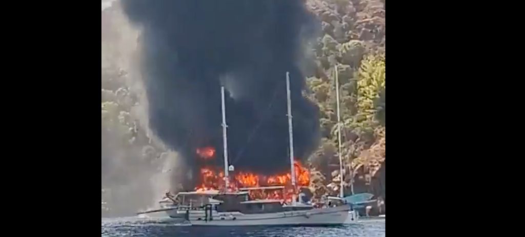Τουρκία: 115 επιβάτες έπεσαν στη θάλασσα για να σωθούν μετά από φωτιά σε τουριστικό σκάφος (βίντεο)
