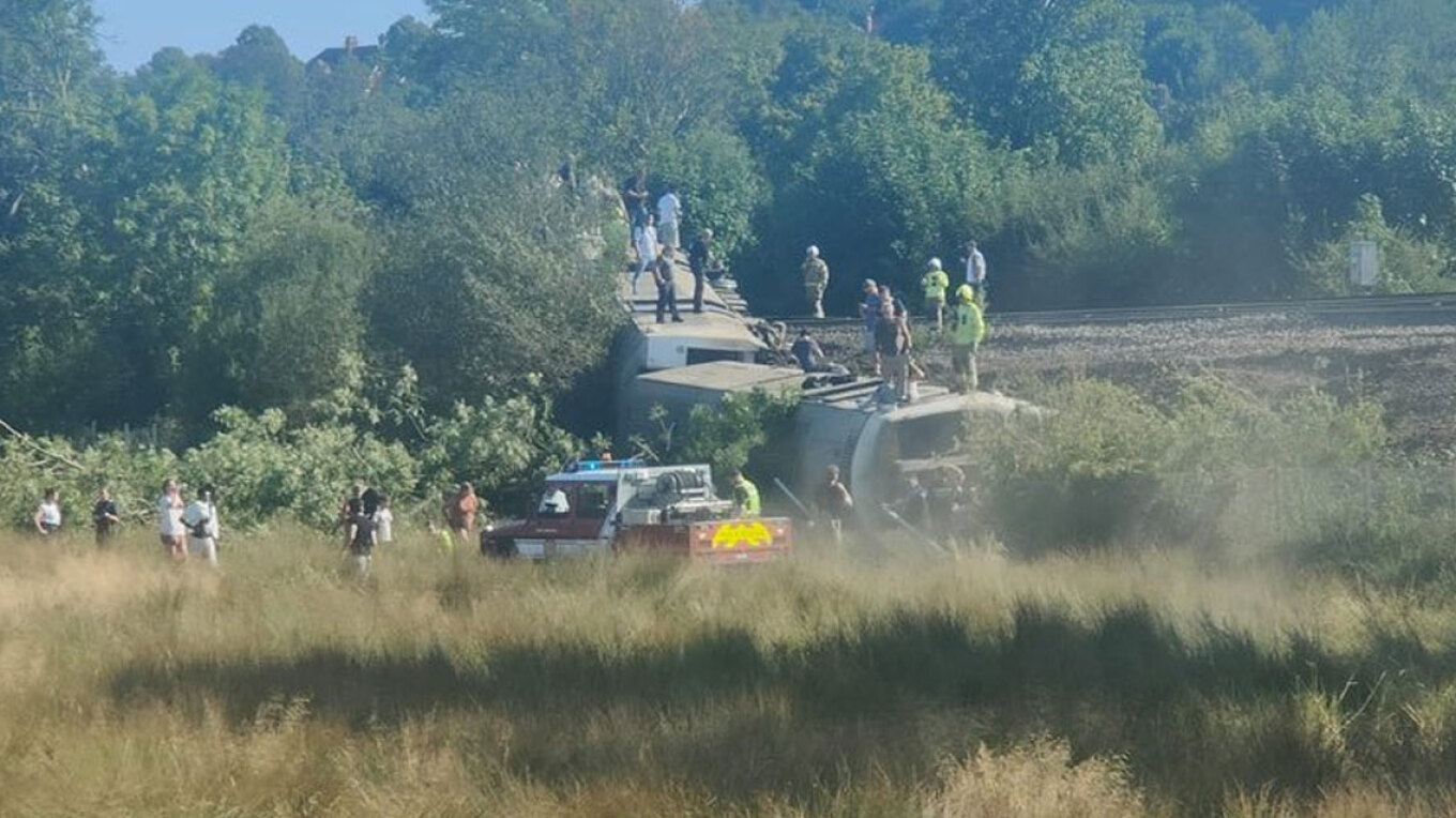 Εκτροχιάστηκε τρένο στη Βρετανία – Αναφορές για τραυματίες από το σιδηροδρομικό ατύχημα (φωτογραφίες)