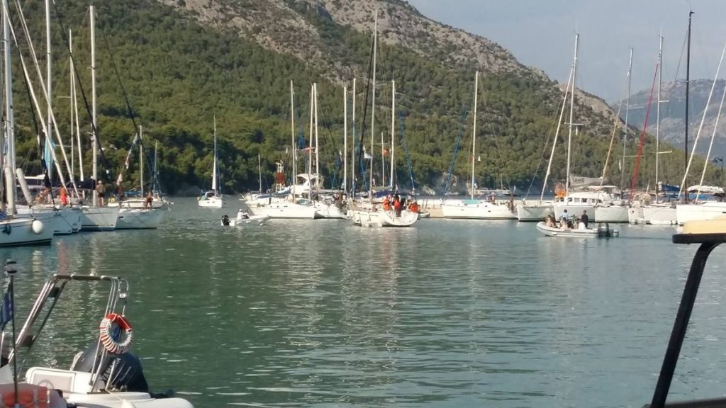 Βίντεο: Ιστιοφόρο πέφτει πάνω σε σκάφη στο λιμάνι του Καλάμου στην Λευκάδα και τα συντρίβει!