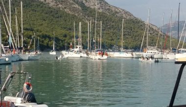 Ιστιοφόρο έπεσε πάνω σε σκάφη στο λιμάνι του Καλάμου (βίντεο)