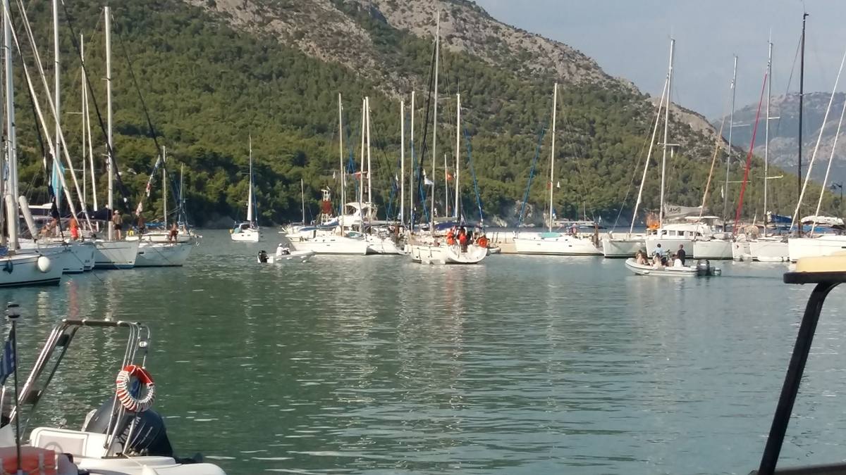Βίντεο: Ιστιοφόρο πέφτει πάνω σε σκάφη στο λιμάνι του Καλάμου στην Λευκάδα και τα συντρίβει!