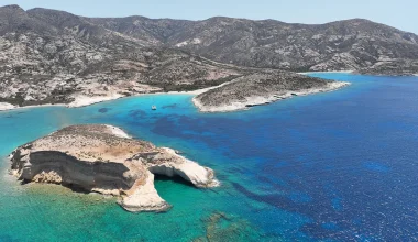 Πολύαιγος: Το ανέγγιχτο «διαμάντι» των Κυκλάδων με τα γαλάζια νερά που αξίζει να επισκεφθείς (φωτο)