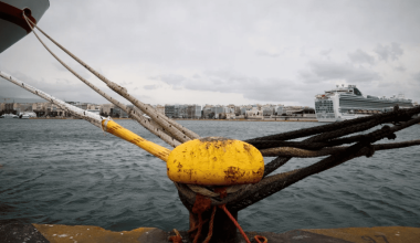 Με προβλήματα η έξοδος του Δεκαπενταύγουστου: Απαγορευτικό απόπλου σε Ραφήνα και Λαύριο λόγω των ισχυρών ανέμων