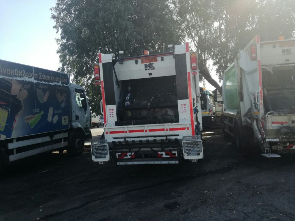 Άγριος ξυλοδαρμός οδηγού απορριμματοφόρου στη Χαλκιδική: Σέρβοι μπήκαν στο όχημα και τον χτύπησαν άγρια (βίντεο)