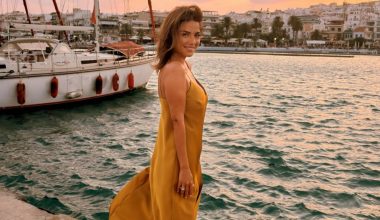 Στη Σητεία η Βάσω Λασκράκη που πόζαρε με ένα χρυσό φόρεμα κοντά στο λιμανάκι – Δείτε φωτογραφίες