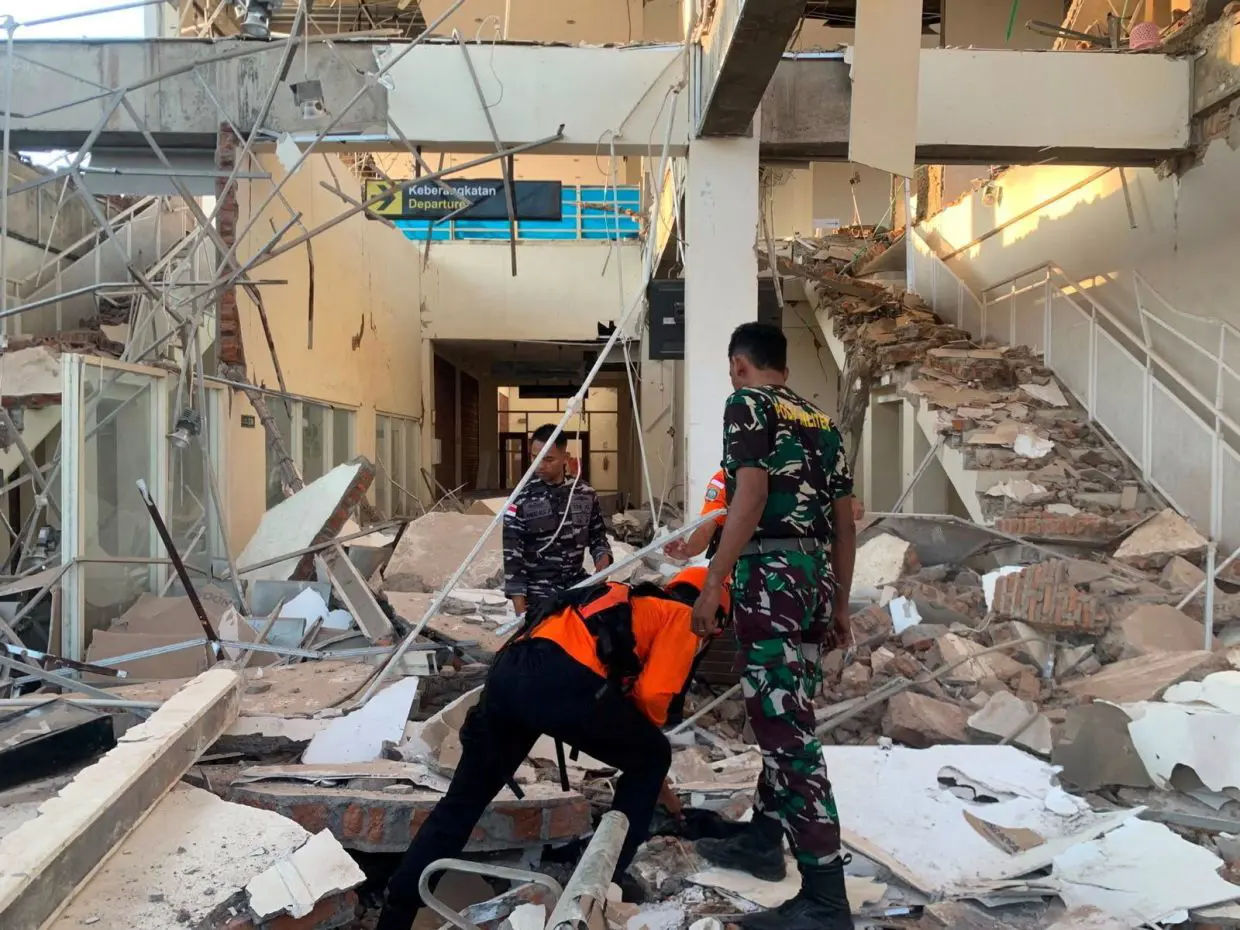 Mega-σεισμός μεγέθους 7,7 Ρίχτερ έπληξε την Ινδονησία! (βίντεο)