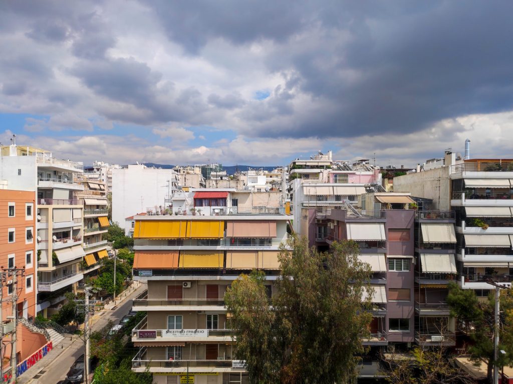 Στεγαστική κρίση: Προγράμματα χωρίς αποτέλεσμα – Οι νέοι παραμένουν χωρίς στέγη