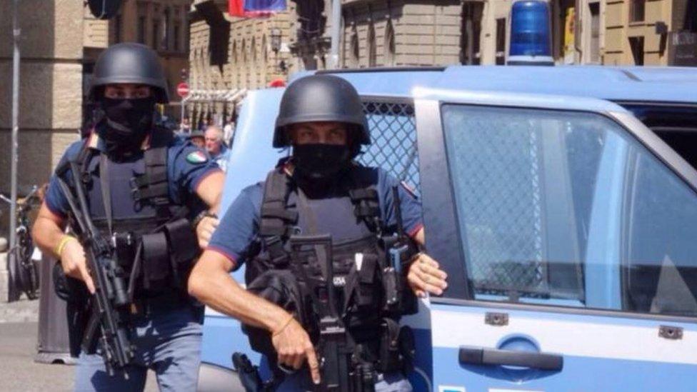 Γένοβα: Μαχαίρωσε την 18χρονη αδελφή του και έπεσε από τον 6ο όροφο