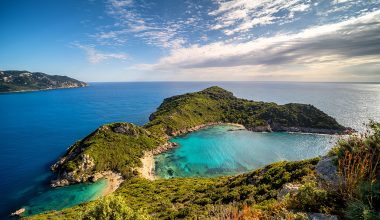 Πόρτο Τιμόνι: Η διπλή παραλία της Κέρκυρας που μοιάζει βγαλμένη από καρτ ποστάλ (φωτο)