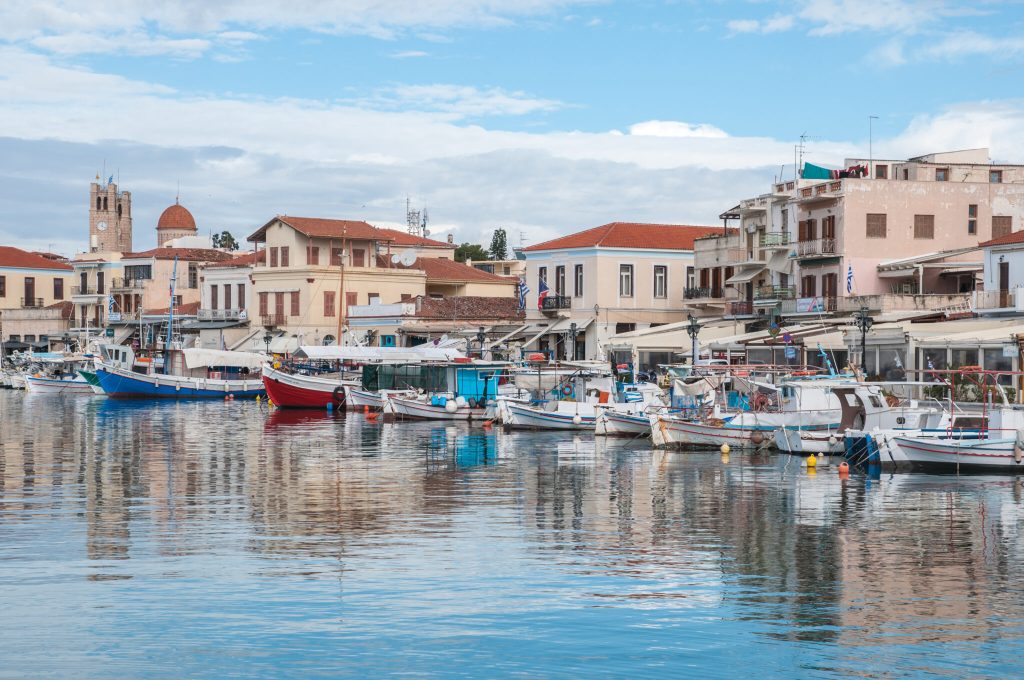 Θαλαμηγός προσέκρουσε σε σκάφη στο λιμάνι της Αίγινας
