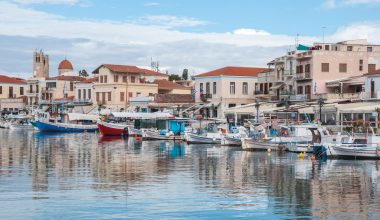 Θαλαμηγός προσέκρουσε σε σκάφη στο λιμάνι της Αίγινας