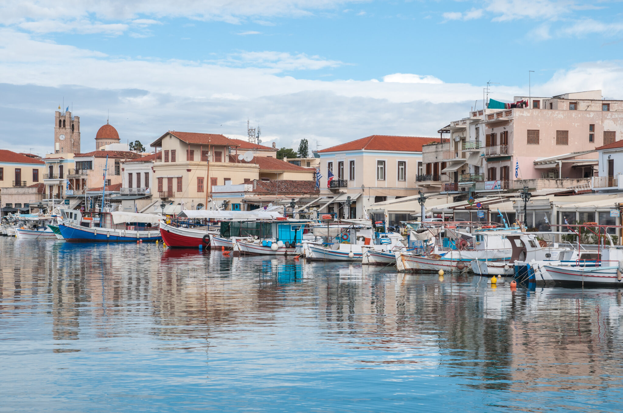 Θαλαμηγός προσέκρουσε σε σκάφη στο λιμάνι της Αίγινας
