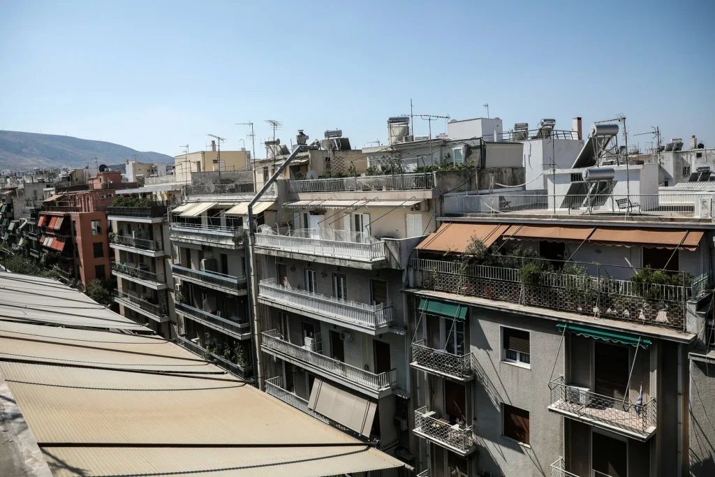 Χειροπέδες σε νεαρούς που εισέβαλαν σε Airbnb της Θεσσαλονίκης και «κατασκήνωσαν» – Εντοπίστηκαν ναρκωτικά