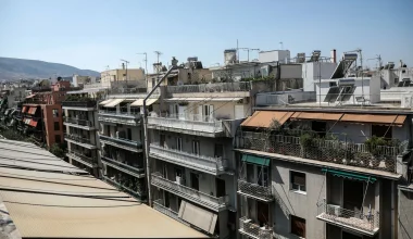 Χειροπέδες σε νεαρούς που εισέβαλαν σε Airbnb της Θεσσαλονίκης και «κατασκήνωσαν» – Εντοπίστηκαν ναρκωτικά
