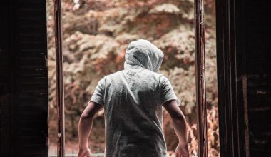 Χειροπέδες σε ανήλικο αλλοδαπό που χτύπησε άγρια ιδιοκτήτη καταστήματος στη Θεσπρωτία και άρπαξε 2.500 ευρώ