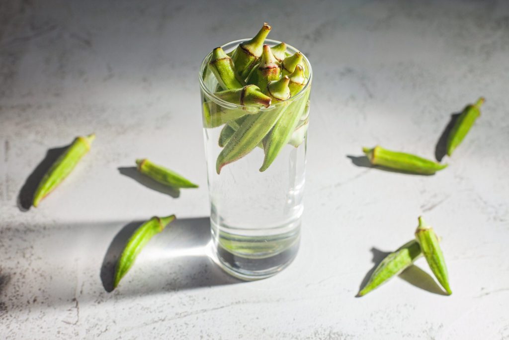 Okra water: Το «θαυματουργό» νερό με μουλιασμένες μπάμιες που κερδίζει τις εντυπώσεις στο TikTok (βίντεο)