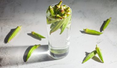 Okra water: Το «θαυματουργό» νερό με μουλιασμένες μπάμιες που κερδίζει τις εντυπώσεις στο TikTok (βίντεο)
