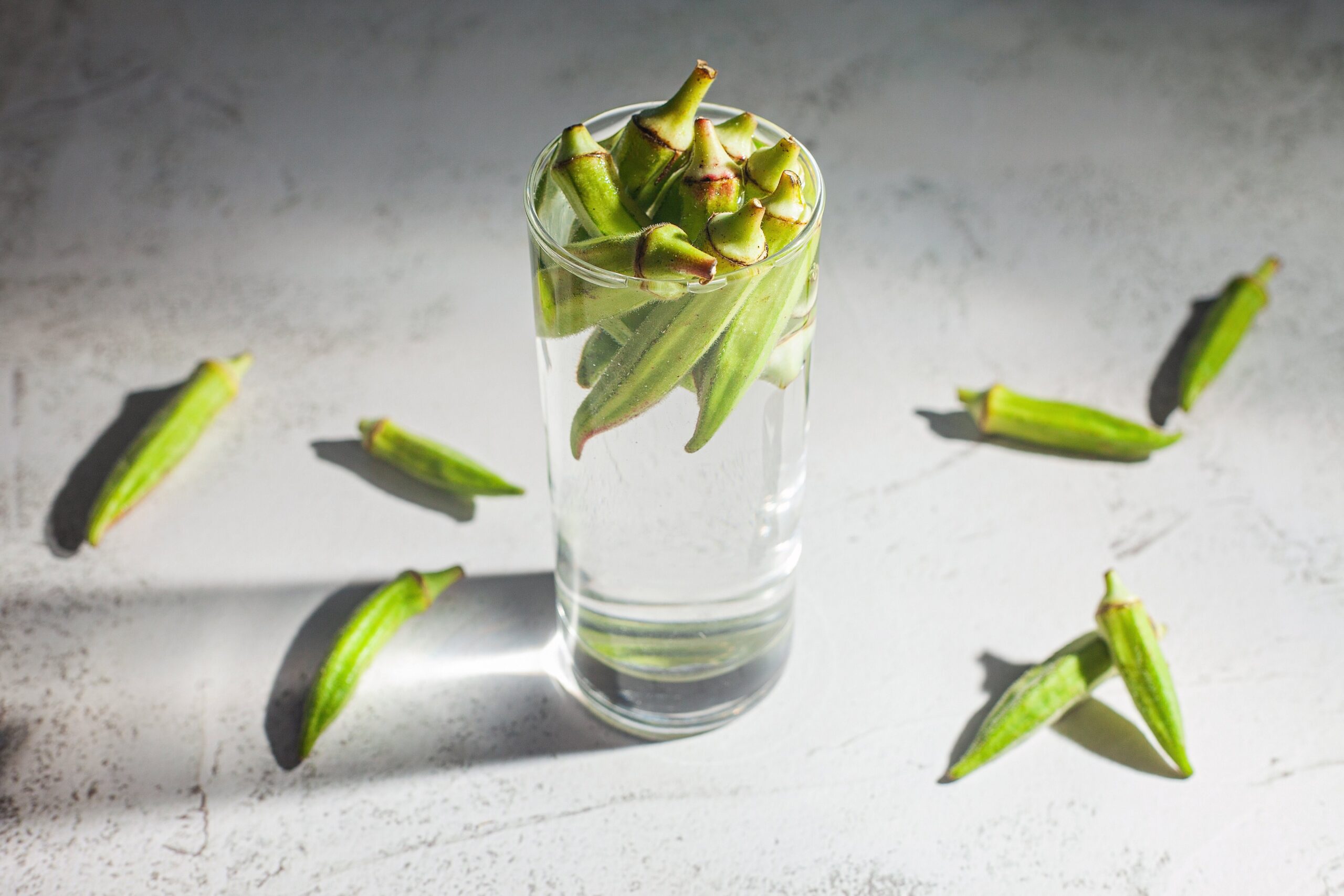 Okra water: Το «θαυματουργό» νερό με μουλιασμένες μπάμιες που κερδίζει τις εντυπώσεις στο TikTok (βίντεο)