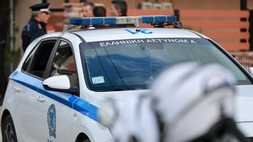 Επεισοδιακή σύλληψη ανήλικου στον Βόλο: Επιτέθηκε σε αστυνομικό και προκάλεσε ζημιές σε περιπολικό