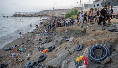 Θέουτα: Η πόλη βυθίζεται στο χάος λόγω των χιλιάδων παράνομων μεταναστών