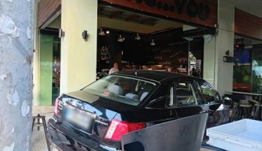 Μεσσήνη: Αυτοκίνητο κατέληξε μέσα σε κατάστημα και διέλυσε την τζαμαρία (βίντεο)